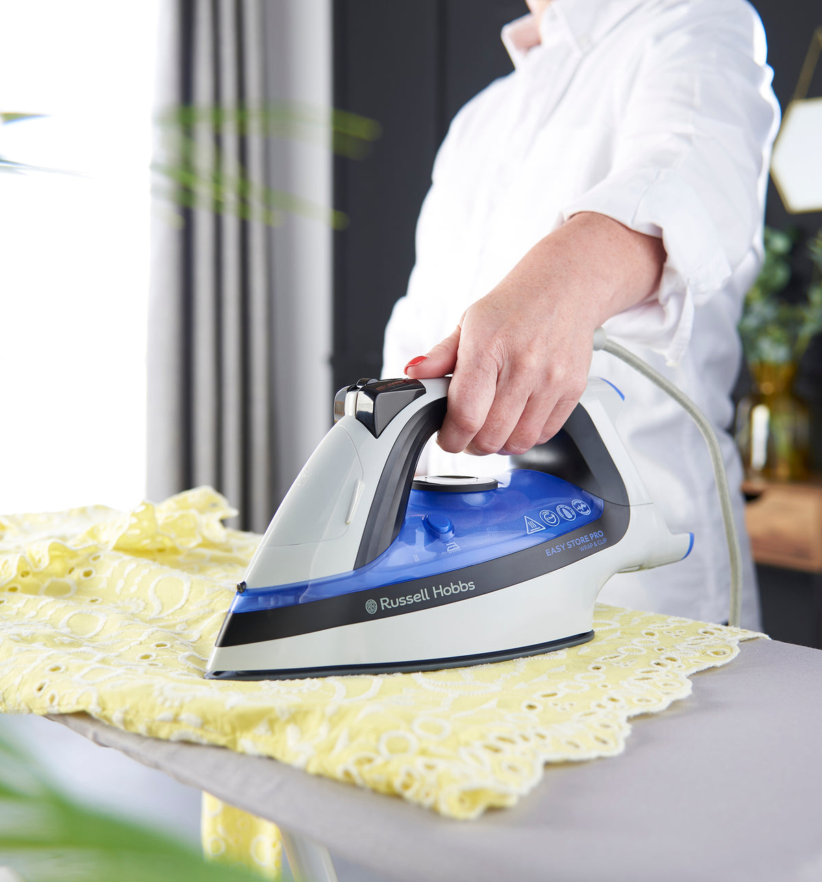 RUSSELL HOBBS EASY STORE PRO WRAP & CLIP STEAM IRON 26730SA