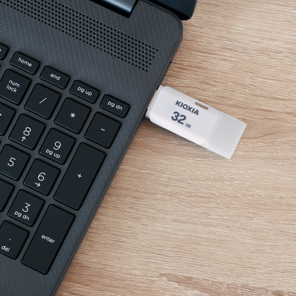 Kioxia 32GB USB 2.0-White